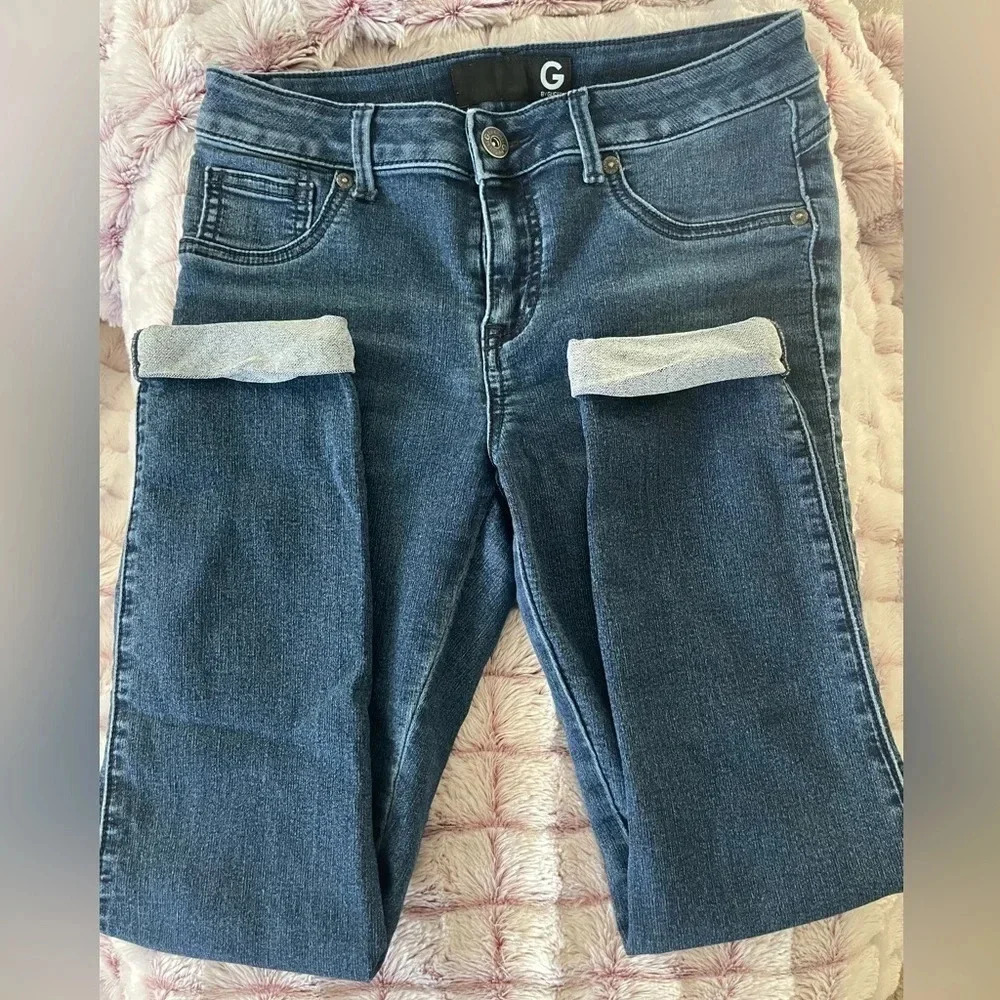 G by Guess woman’s blue denim jeans with cuffs. Size 27 US. - Picture 8 of 10